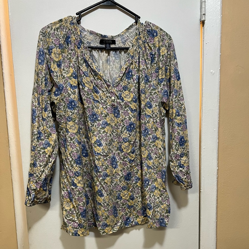 Woman’s Size Large Floral Blouse (5) Small buttons down the front.